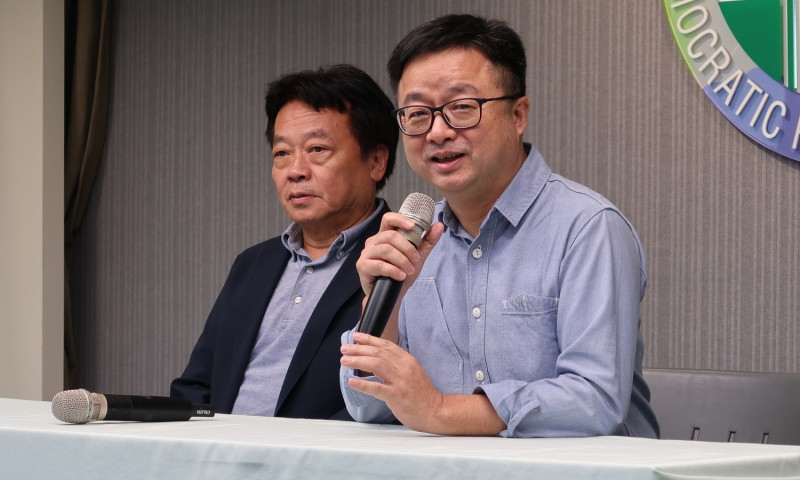 台灣團結聯盟主席劉一德（右）與民進黨秘書長羅文嘉。   圖：林朝億/攝