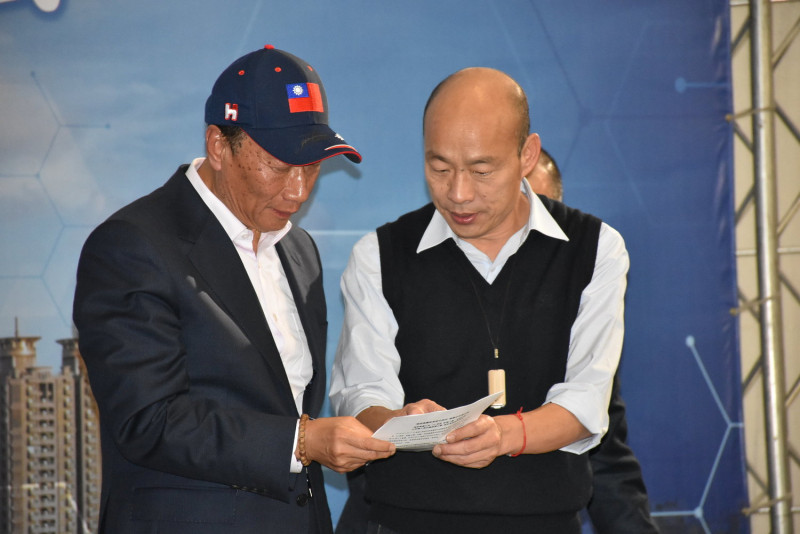 郭台銘(左)宣布不選總統，韓國瑜(右)鬆了一口氣。   圖：孫家銘／攝（資料照片）