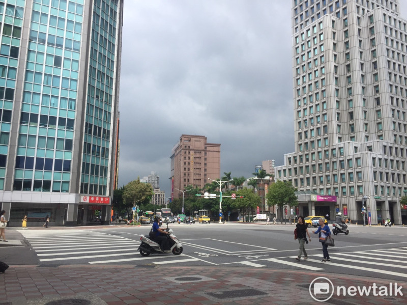 今天的天氣和昨天類似，為東北風影響的天氣型態，北台灣及東北部白天雲量稍多   圖：閻芝霖／攝