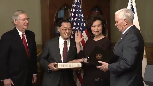 第1位台裔的美國運輸部長趙小蘭（右二）在父親趙錫成（左二）的陪同下，2017年1月正式上任。   圖：翻攝自趙小蘭推特