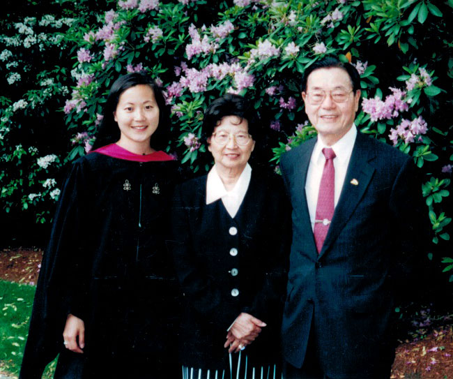 趙小蘭父親趙錫成（右）與妹妹Angela Chao經營家族企業「福茂集團」的航運公司。   圖：翻攝自福茂集團官網