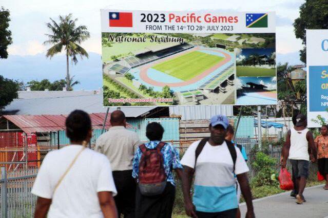 索國首都荷尼阿拉「2023年太平洋運動會」主場館宣傳看板。   圖：翻攝王定宇臉書