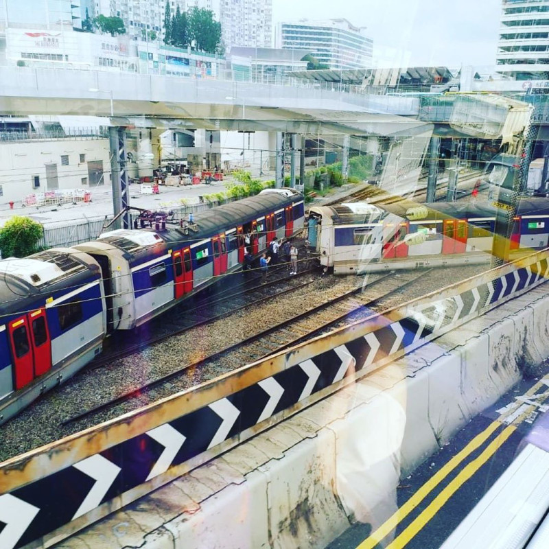 港鐵東鐵線紅磡站17日上午8時許傳出「載客列車出軌」意外。   圖：翻攝PTT網頁