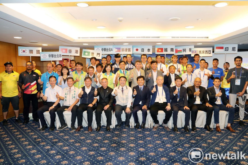 「2019亞洲大學足球錦標賽」舉行賽前記者會，來自日本、韓國、馬來西亞、菲律賓、香港、澳門、越南、阿曼、印尼與台灣代表隊齊聚一堂。   圖 : 黃博郎/ 攝