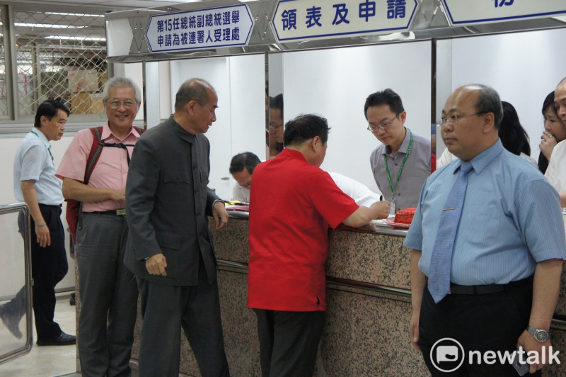 中選會副主委陳朝建（圖左一）宣布連署登記截止。   圖：黃建豪/攝