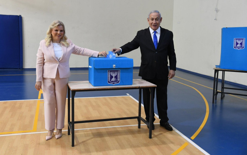 以色列國會今年2度改選，現任總理納坦雅胡（右）偕妻子17日現身投票所，一起投票。   圖：翻攝自以色列總理辦公室推特