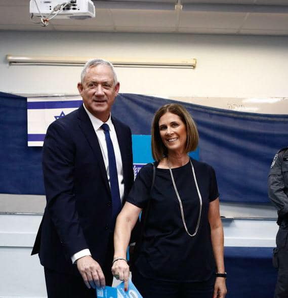 以色列17日國會改選，參謀總長甘茨（左）領導的藍白聯盟來勢洶洶，可望擊敗現任總理領導的聯合黨。   圖：翻攝自甘茨臉書