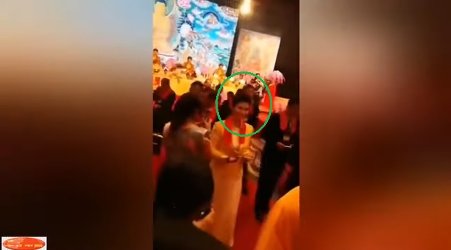 網路流傳中國前總理李鵬之女李小琳（圓圈處）捧著祭品，跟在一群頌經和尚背後的影片，疑似在做法事。   圖：翻攝自YouTube/今日中國