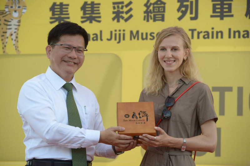 交通部長林佳龍與俄羅斯插畫家卡佳合照，並致贈台灣伴手禮。   圖：交通部／提供