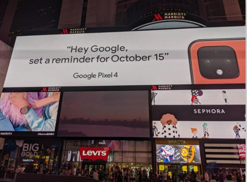 Google於時代廣場張貼的橫幅廣告，透露此次Pixel 4系列新機將主打全新配色「珊瑚色」。   圖：翻攝自國外論壇《Reddit》