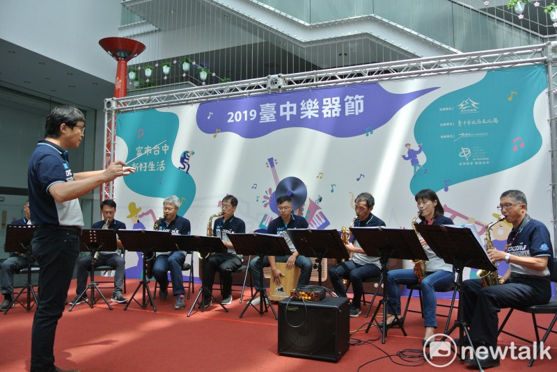 后里愛樂薩克斯風重奏團表演開場歌曲。   唐復年/攝