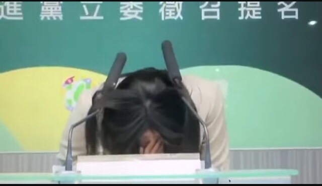 民進黨立委徵召發佈記者會，賴品妤撞到麥克風。/圖：翻攝自 Okinafa Chen 臉書