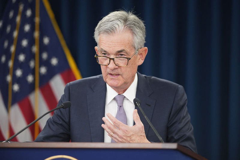 美國聯準會主席鮑爾18日宣布降息1碼，並稱此一措施是為了保持經濟強勁。   圖：翻攝自Fed推特