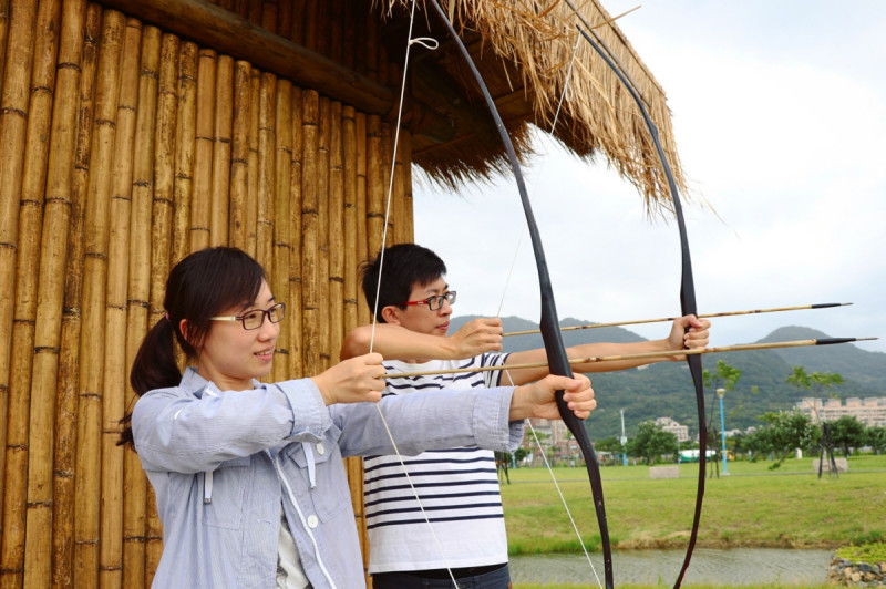 「史前獵人」活動可親手製作弓箭體驗狩獵樂趣。   圖：十三行博物館／提供