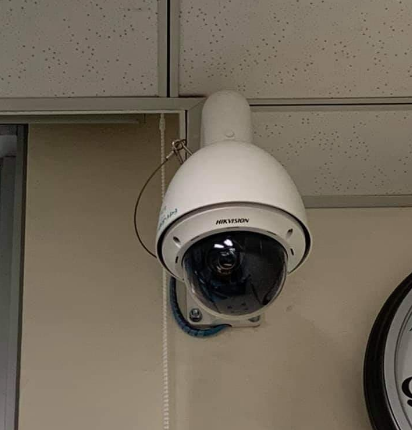台大學生爆，校內綜合大樓的教室內，監視器品牌竟然是遭行政院列入公務員禁止採購名單的「海康威視」。   圖：翻攝自臉書