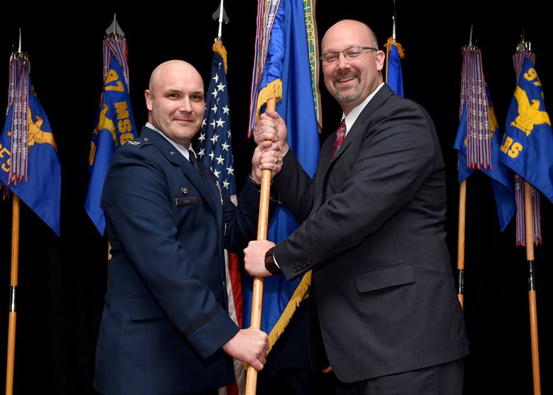 美國退役空軍上校的霍恩（左）曾在西奧克拉荷馬州空軍基地擔任指揮官，退役後轉任聯邦快遞機師。   圖：翻攝自美國空軍/Franklin R. Ramos
