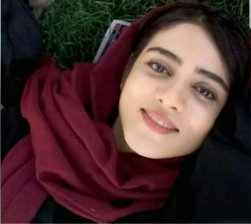 伊朗29歲球迷「藍色女孩」自爆曾女扮男裝混進球場看比賽，因為面臨6個月徒刑，自焚在家門口喪命。   圖：翻攝自Masih Alinejad推特