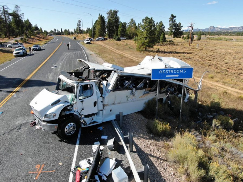 美國猶他州國家公園內一輛巴士發生車禍，至少4死15重傷。   圖/Utah Highway Patrol推特