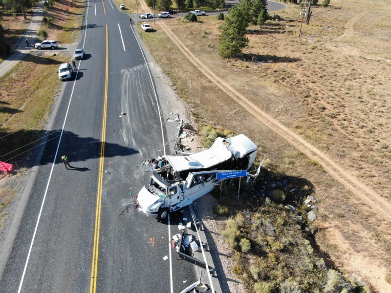 美國猶他州國家公園內一輛巴士發生車禍,至少4死15重傷。 圖/Utah Highway Patrol推特