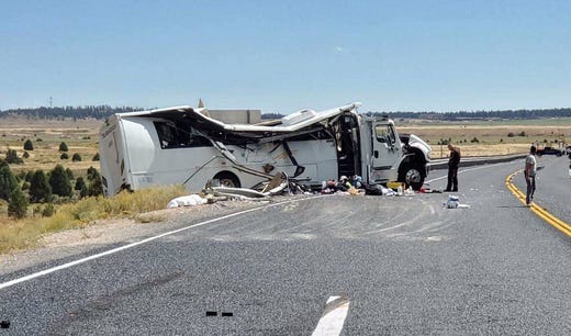 美國猶他州國家公園內一輛巴士發生車禍,至少4死15重傷。 圖/Utah Highway Patrol推特
