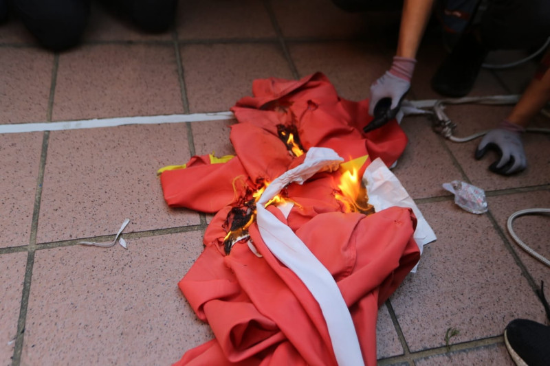 當遊行隊伍抵達屯門政府合署外時，民眾拿起中國五星旗進行焚燒，現場歡聲雷動。   圖：翻攝自香港浸會大學學生會編輯委員會臉書