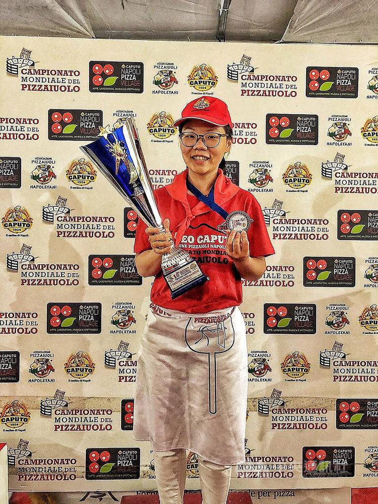 台灣披薩職人組隊遠赴義大利參與2019世界披薩錦標賽，勇奪國際組冠軍，台灣隊選手中的李品儀也是唯一得到金牌的女性選手，她表示，台灣隊的每個選手都是她心目中的冠軍，這次比賽大家都有好默契。   圖：BANCO提供