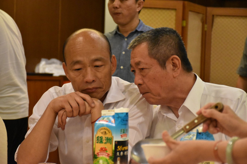 韓國瑜(左)與屏東縣議會議長周典論(右)交頭接耳。   圖：孫家銘／攝