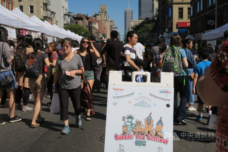 第3屆紐約珍奶節21日在曼哈頓切爾西區街頭舉行，紐約多家珍奶業者共襄盛舉，讓饕客嚐到不同風味的飲品。   圖/中央社