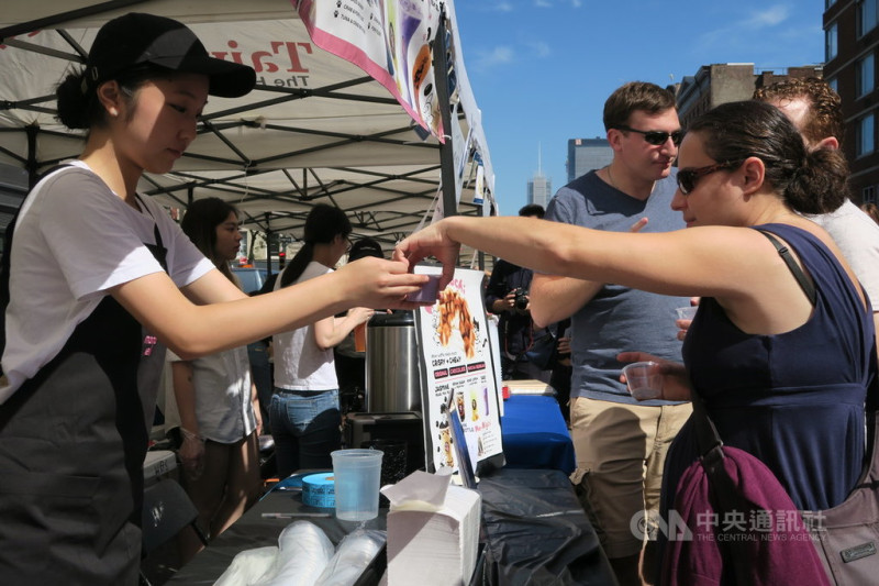 第3屆紐約珍奶節21日在曼哈頓切爾西區街頭舉行，除了10家珍奶主題攤位，還有業者販售鍋貼、豬血糕等台灣平民美食，吸引大批人潮。   圖/中央社