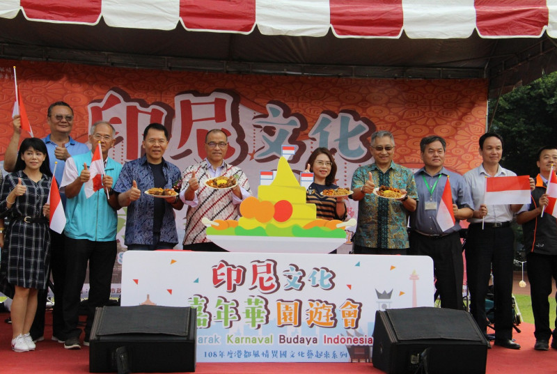 葉匡時(前排左四)行銷印尼美食。   圖：高雄市政府／提供