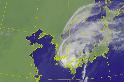 塔巴風速達到時速126公里，在韓國造成災情，至少釀成1死2傷。   圖：擷取自中央氣象局。