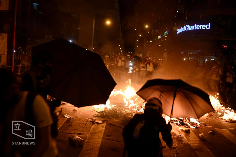 旺角警署附近，晚上有示威者多次堵路和燒雜物。   圖：擷取自立場新聞臉書