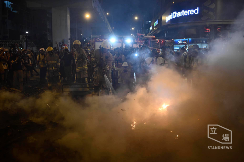 反送中示威，警方深夜再次以催淚彈清場。   圖：擷取自立場新聞臉書