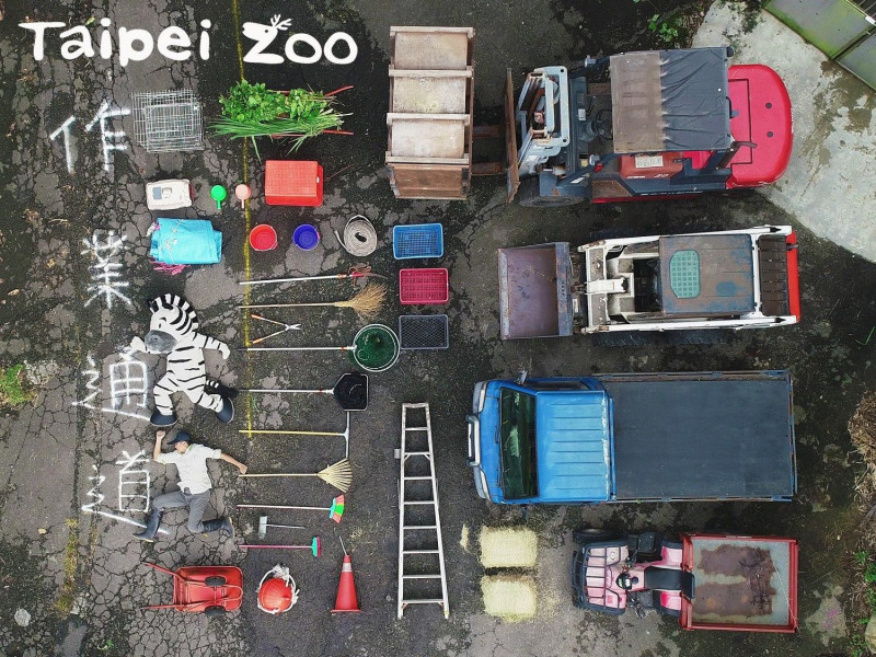 台北市立動物園也跟上開箱文風潮，拍攝動物保育員的工作裝備。   圖：台北市立動物園