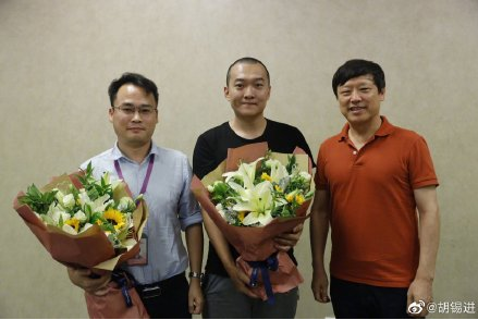 環球時報總編胡錫進(右)在微博表示，記者付國豪(中)在香港報導中「表現突出」，獲人民幣10萬元。   圖：翻攝胡錫進微博