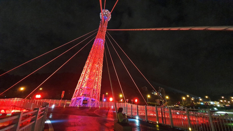 汐止星光橋造型特殊，像極了一支斜立的大麥克風，換上新的夜間光雕後變成新的拍照景點。   圖：翻攝自新北市政府網站