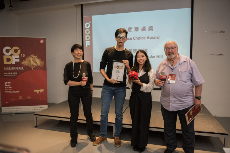 《里長奧笑連》 獲得CNEX觀眾票選獎 陳彥豪導演(左二)喜抱小紅豬。   圖：新北市新聞局提供                                                                                                                                                                                                                                                     