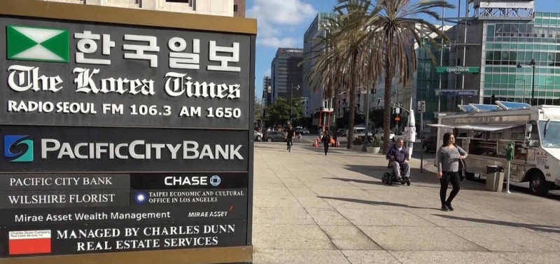 駐洛杉磯台北經濟文化辦事處設於韓國城的商辦大樓內30多年，行人若不注意，很難發現台灣的駐外單位在這裡辦公，圖為經文處招牌。   圖：中央社/提供
