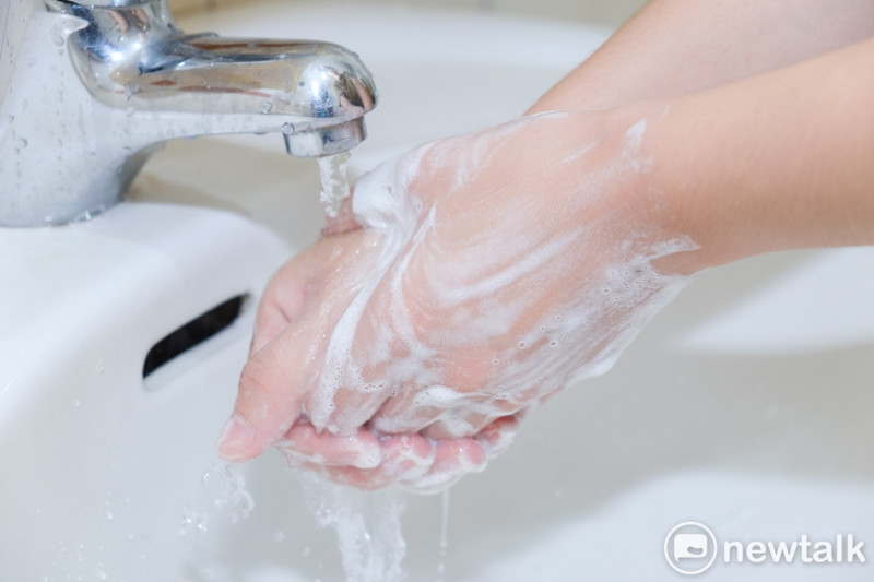 防疫讓許多人注重洗手，不少人想省錢會將把洗手乳加水稀釋，讓1瓶變成2瓶使用。對此衛福部表示，不建議加水稀釋清潔乳用品，因為容易讓細菌滋生導致產品變質機會增加！   圖：葉宜哲／攝