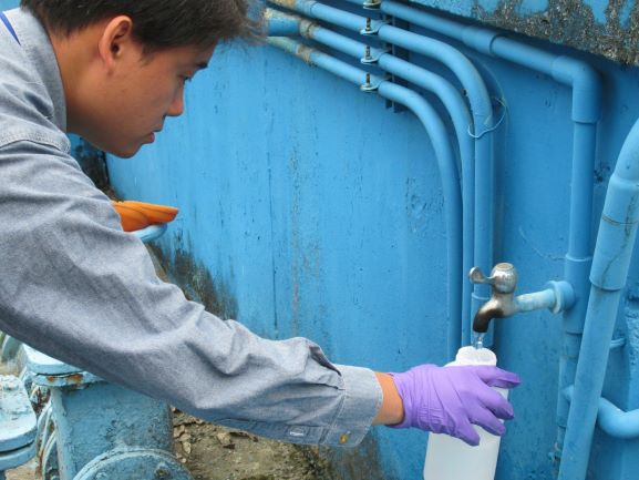 高雄市環保局今（24）日表示，該局每年對水源平均採樣檢驗超過千次，民眾可安心飲用。   圖：高雄市環保局／提供