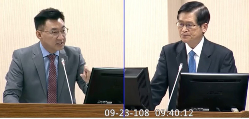 立委江啟臣（左）今日在立法院質詢國防部長嚴德發（右）。   圖：翻攝自江啟臣臉書