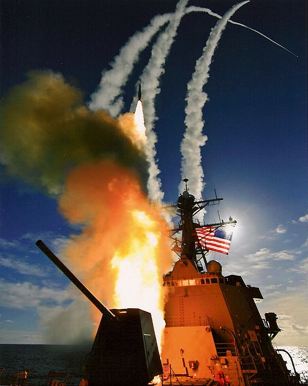 美艦搭載MK41垂直發射系統演訓發射飛彈。   圖：翻攝U.S. NAVY網頁
