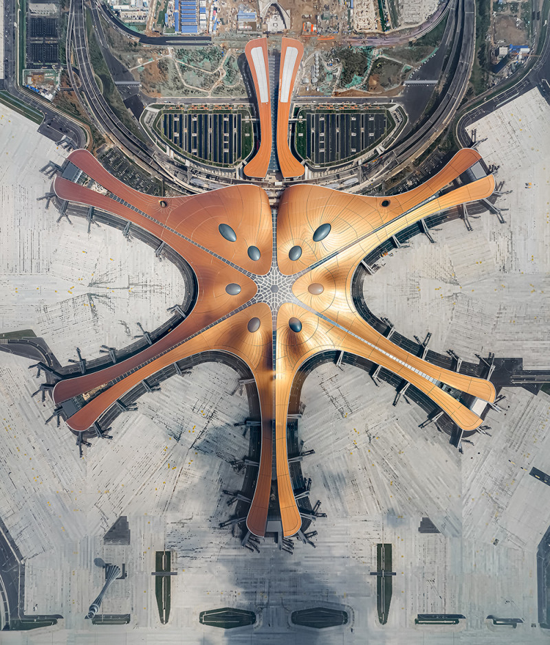 從高空俯瞰的大興機場，以「鳳凰展翅」為建築設計主題。   圖：翻攝自央視