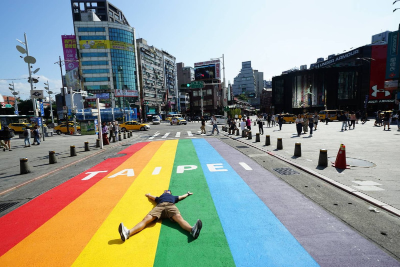 西門町捷運站旁出現超大地面彩虹，亮麗的顏色吸引許多國內外遊客拍照。   圖：台北市觀傳局／提供