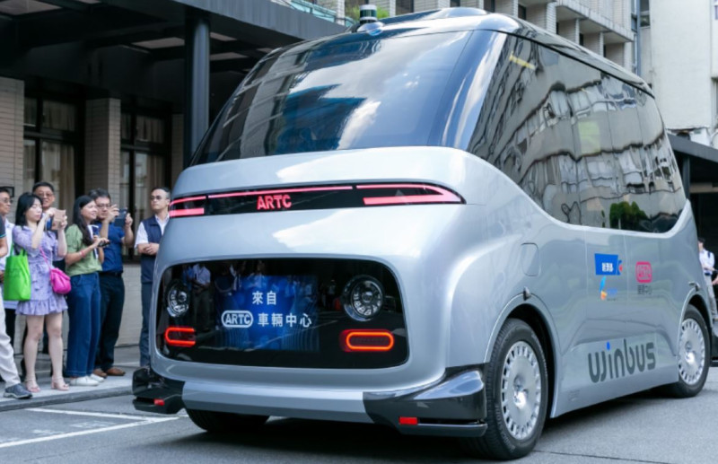 由台灣車輛研究測試中心（ARTC）所設計的自駕電動小巴｢WinBus」，預計今年底在鹿港小鎮和彰濱工業區間的觀光路線上運行。   圖：翻攝自財團法人車輛研究測試中心官網