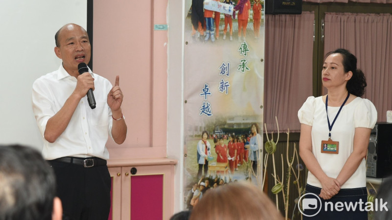 韓國瑜(左)對成功國小校長呂佳真(右)推動的雙語教育表示肯定。   圖：孫家銘／攝