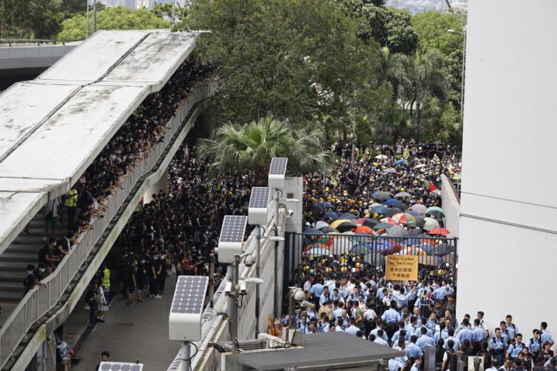 香港警察處理反送中運動被質疑執法過當，數度引發警民衝突，警署也多次被民眾包圍。   圖：翻攝自香港警察臉書