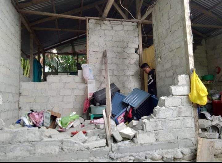 印尼26日上午的6.8強震，有民宅半倒。   圖：翻攝自印尼災難管理局推特