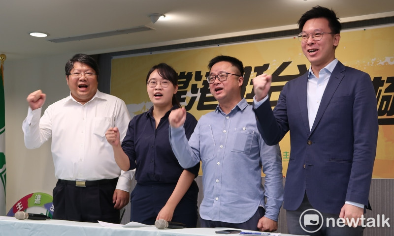經濟民主連合召集人賴中強、台灣青年民主協會理事吳奕柔、民進黨秘書長羅文嘉及副秘書長林飛帆（由左至右）26日一起高喊撐香港、反極權口號。   圖：林朝億/攝