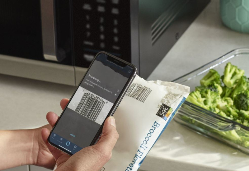 亞馬遜發表一款實驗性產品「智慧烤箱」，用戶可以透過Alexa app掃描食品條碼，直接啟動烤箱烹調模式。   圖：翻攝自亞馬遜官網